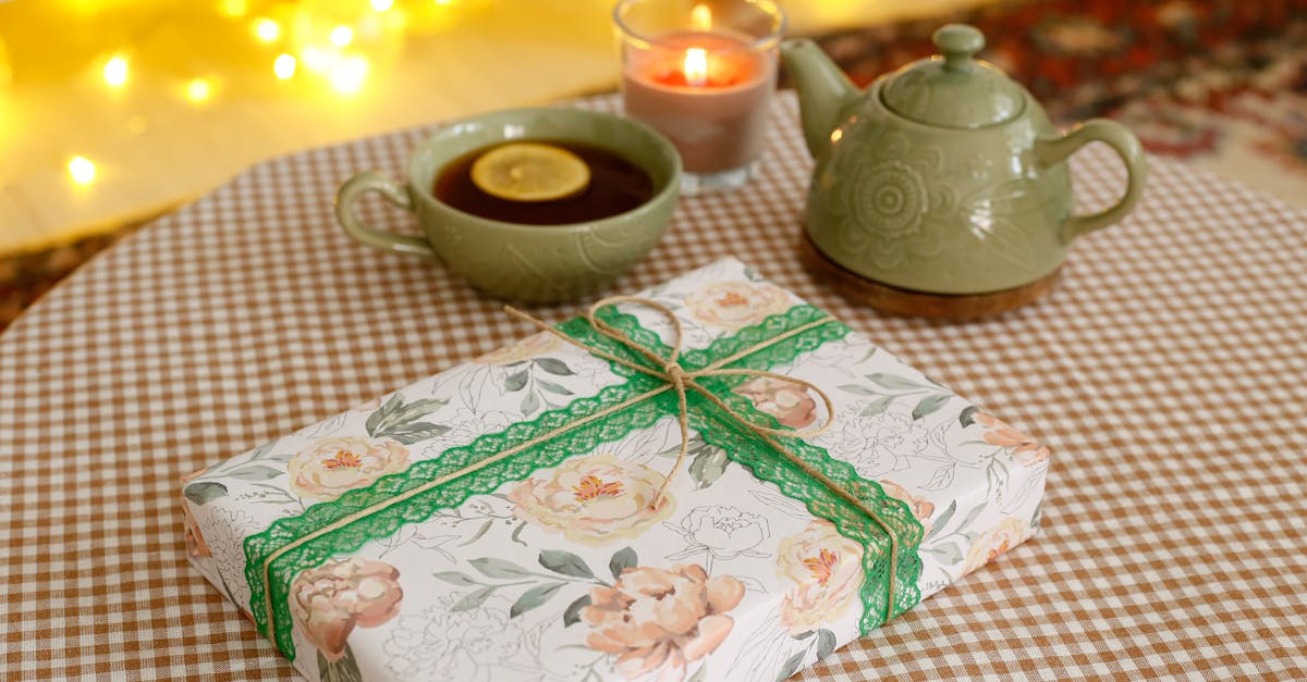 Meria Chai glass jar and pouch arranged as a gift with honey and a ceramic mug